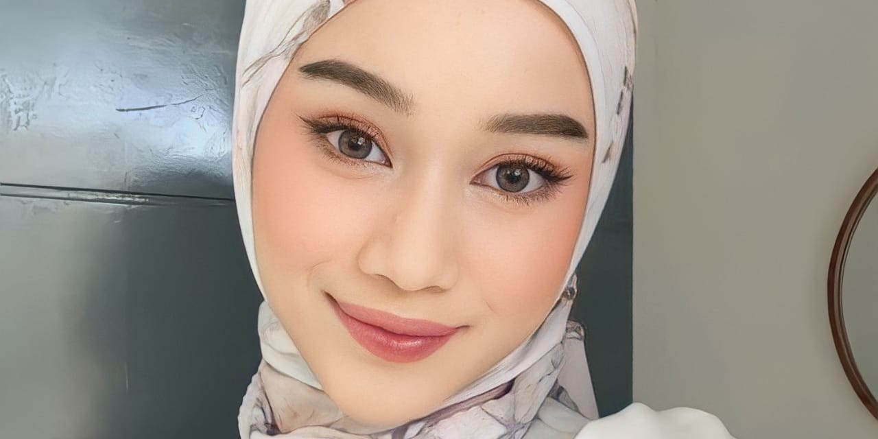 Tampil Chic dengan Hijab Pattern, Ikat Saja Kedua Sisinya