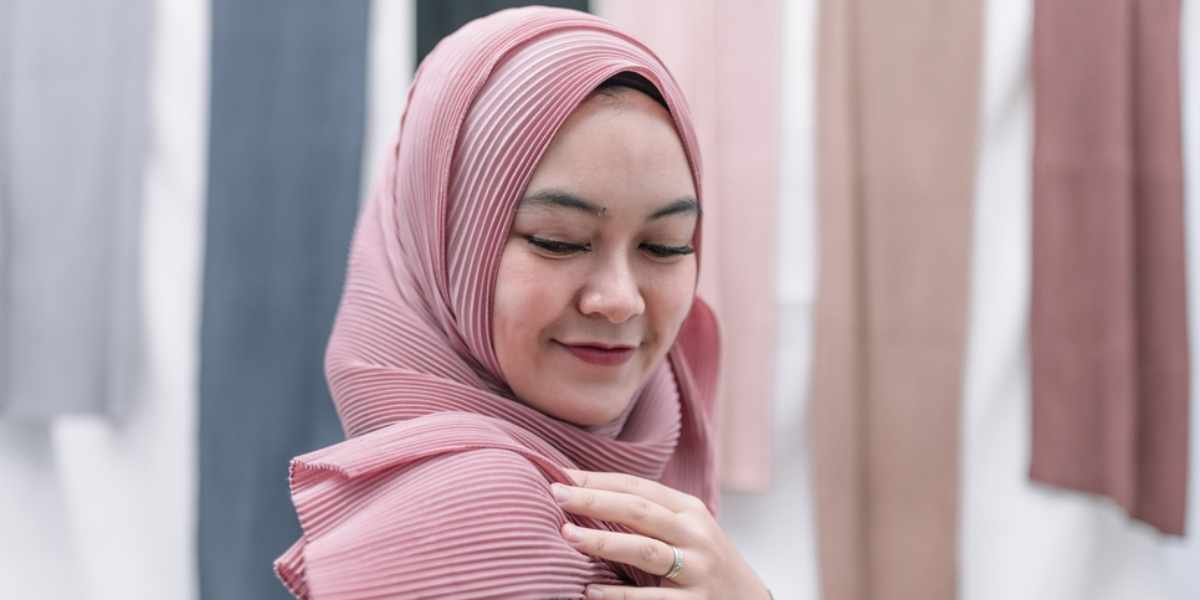 Ragam Ide Look Lebaran dengan Hijab Pashmina Plisket Anti Ribet