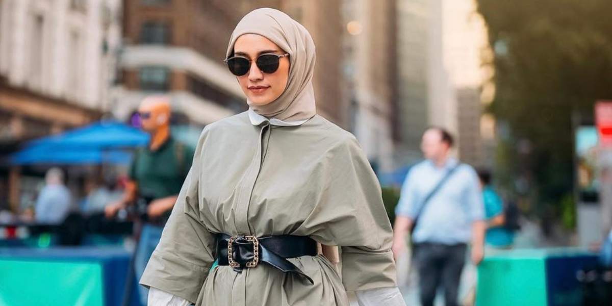 Ide Outfit Lebaran ala Mega Iskanti, Nuansa Beige nan Glamor