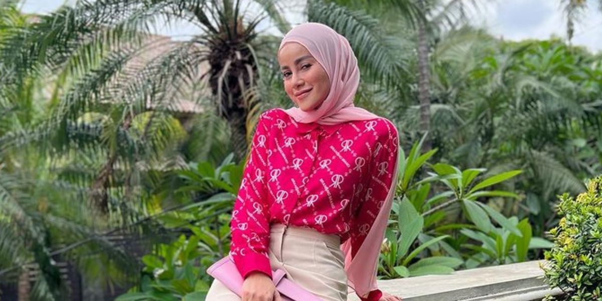 Steal The Look, Gaya Simpel Olla Ramlan Padukan Warna Hitam dan Beragam Warna Pop Up