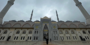 Mengunjungi Camlica, Masjid Terbesar di Turkiye yang Berdiri Megah di Bukit Wilayah Asia