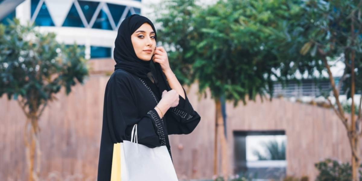 5 Fakta Abaya Hitam, Busana Favorit Perempuan Timur Tengah.
