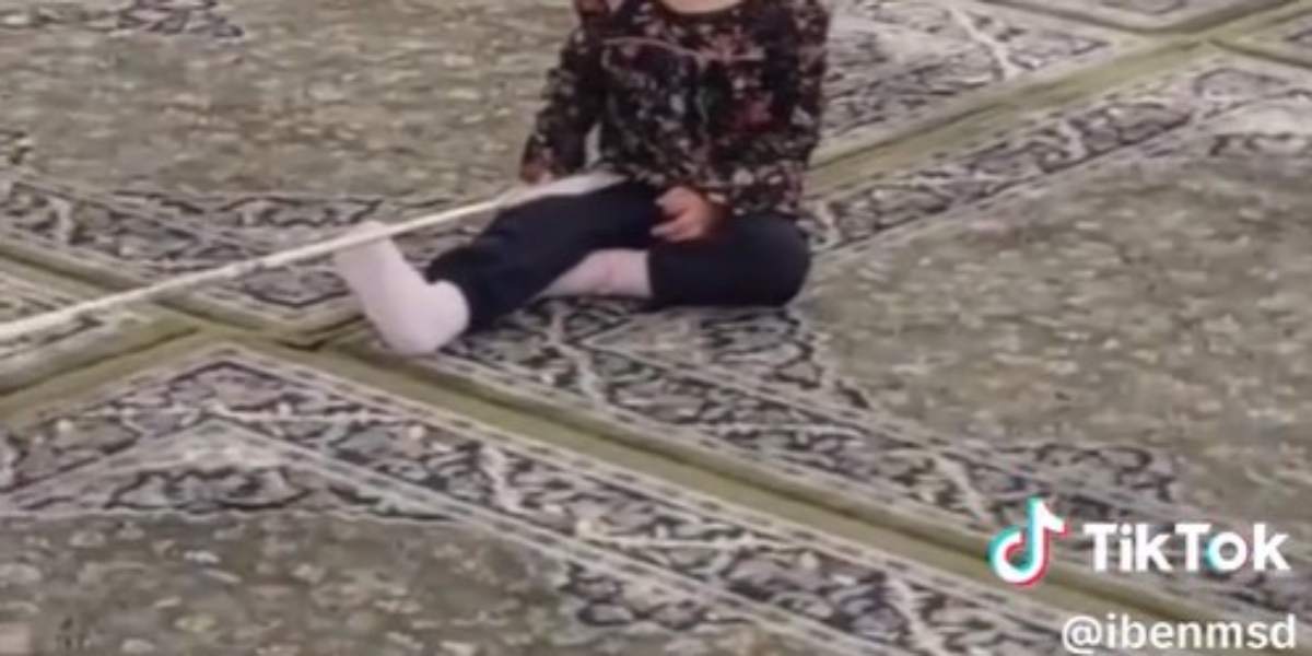 Pakai Tali, Trik Orangtua Tenang Istirahat di Masjid Nabawi Saat Bawa Balita