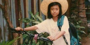 Remaja Wanita Pegang Sepeda dan Pakai Topi Besar Ini Sekarang Jadi Penyanyi Terkenal, Ada yang Tahu Siapa Dia?