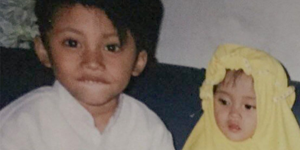 Anak Perempuan Pakai Hijab Kuning Ini Ternyata Anak Komedian Terkenal dan Punya Banyak Penggemar, Coba Tebak?