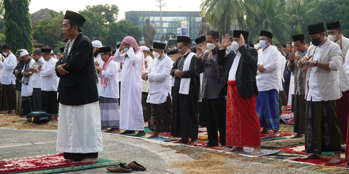 Idul Fitri Jatuh pada Hari Jumat, Perlukah Umat Islam Sholat Jumat? Ini Pendapat 4 Mazhab