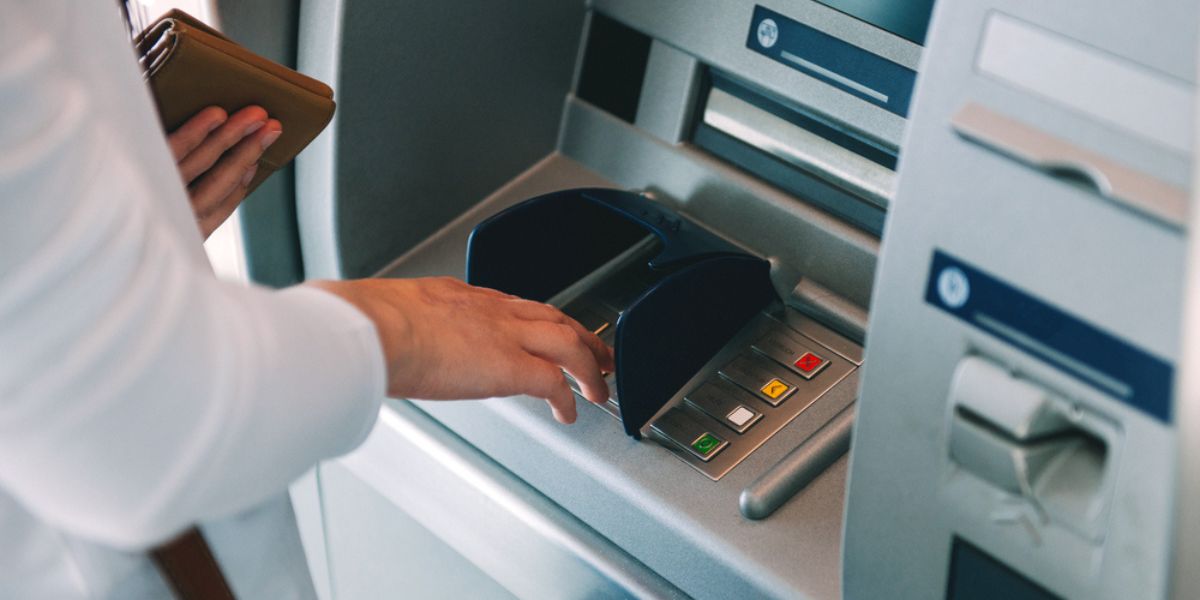 Cek Fakta: Stiker Call Mandiri di ATM Dapat Kuras Saldo Rekening