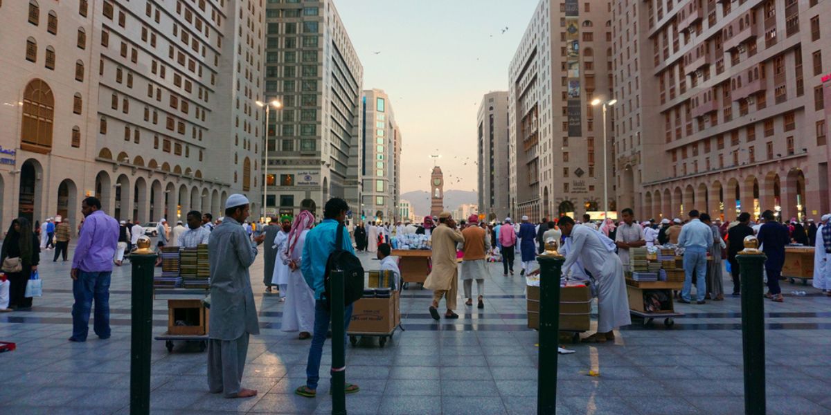 Melihat Keberagaman Umat Islam Seluruh Dunia, Rayakan Idul Fitri di Mekah dan Madinah Menggunakan Pakaian Tradisional