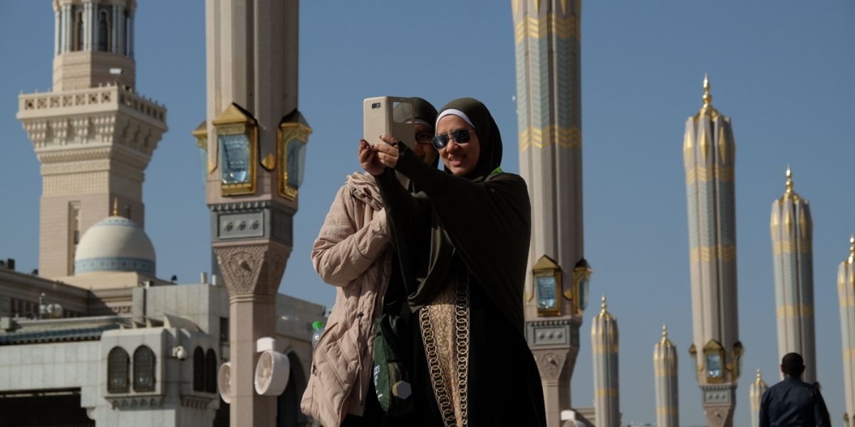 Viral Imam Masjid Madinah Sindir Kebiasaan Selfie Jemaah Indonesia Saat Ibadah di Tanah Suci
