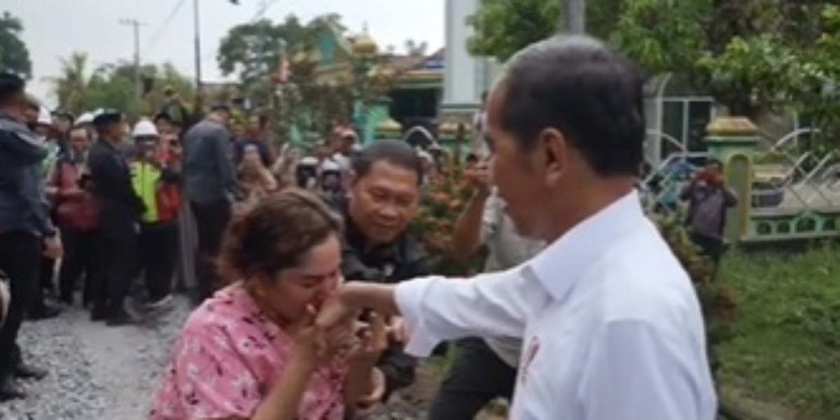 Aksi Emak-Emak Lampung Rela Tak Masak demi Temui Jokowi, Saat Bertemu Mengangis Sambil Mengadu Jalan Rusak