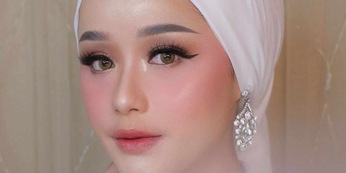 Inspirasi Soft Glamor Makeup dengan Hijab Turban