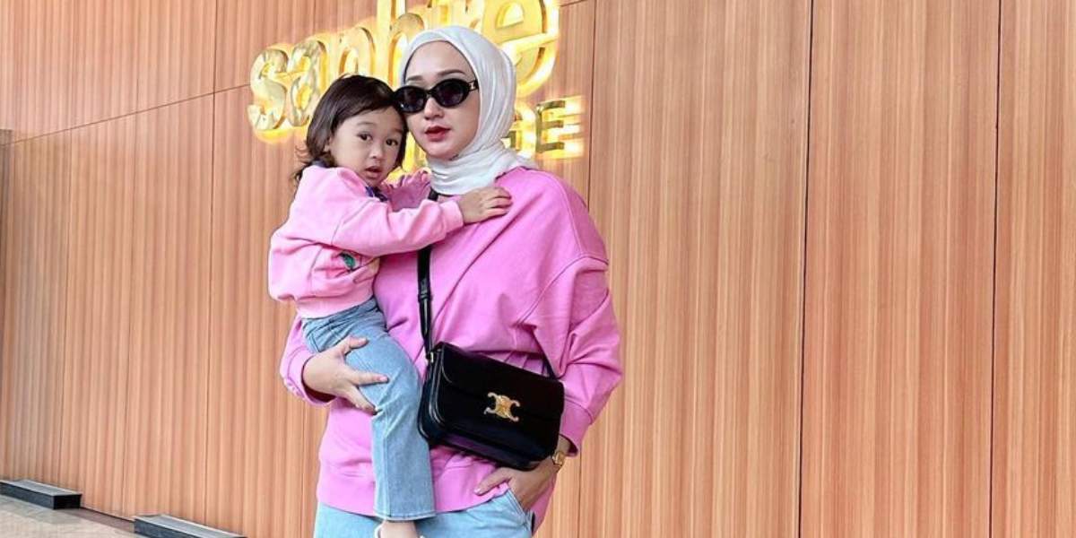 Airport Style Kembar nan Nyaman Dian Pelangi dan Putrinya, Bisa Jadi Inspirasi