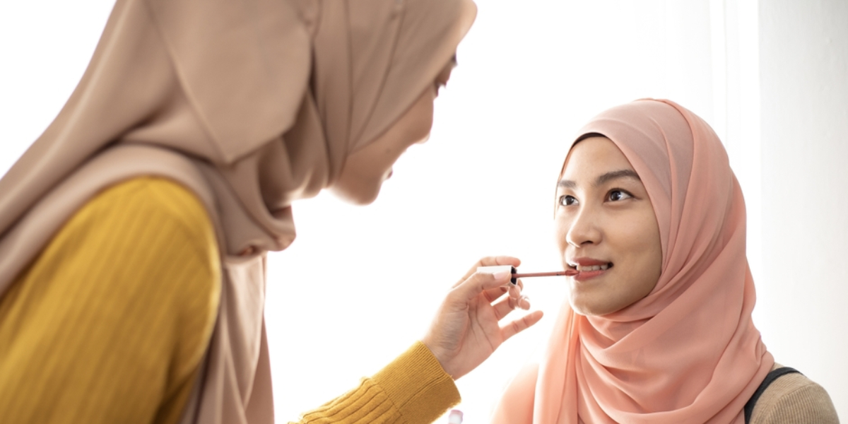 Cara Higienis MUA Aplikasikan Lipstik Pada Klien