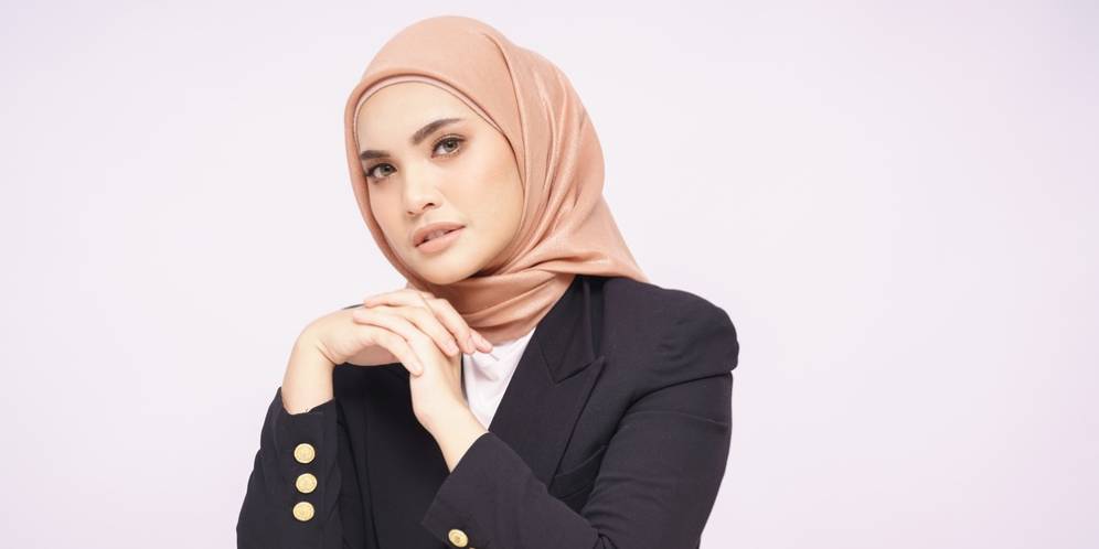Viral, Cara Teller Bank Bikin Hijabnya Selalu Tegak Paripurna