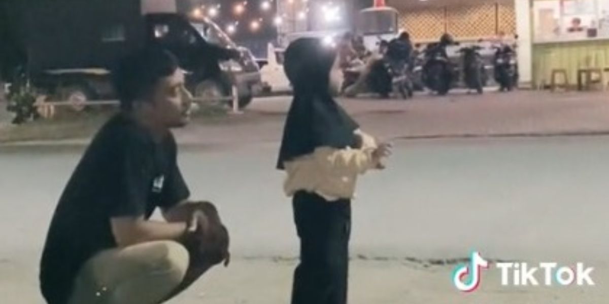 Gemes Banget! Ayah Bujuk Anak Perempuannya yang Ngambek, Akhirnya Luluh Pakai Cara Ini