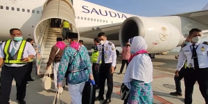 Pesawat Delay, Jemaah Haji Indonesia Kelaparan