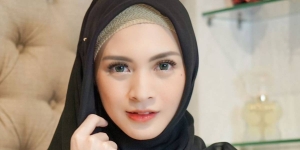 Padu Padan Hijab Printing dengan Outfit Netral ala Donita