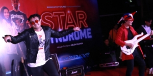 Potret Gaya Kocak Gilang Dirga Tirukan Suara Musisi Tanah Air Saat Gala Premiere Star Syndrome