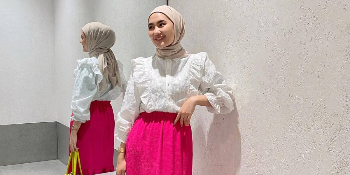 4 Tampilan Seru dengan Long Skirt Andalan Hijaber