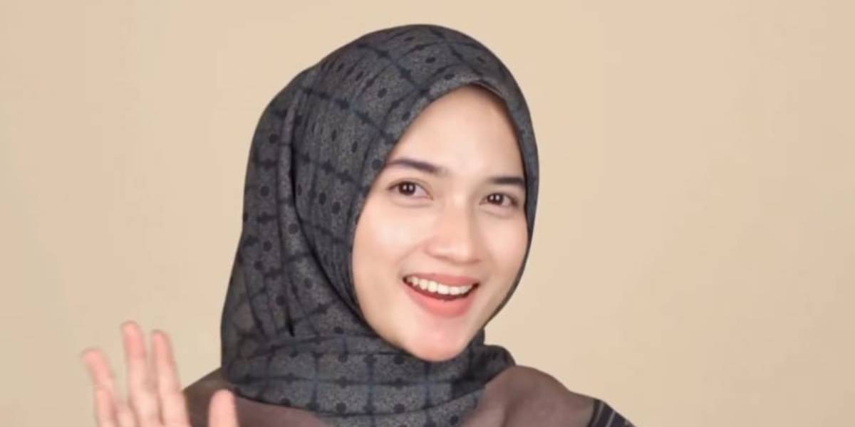 Coba Styling Hijab Motif Bernuansa Syari, Tampilannya Sangat Modis