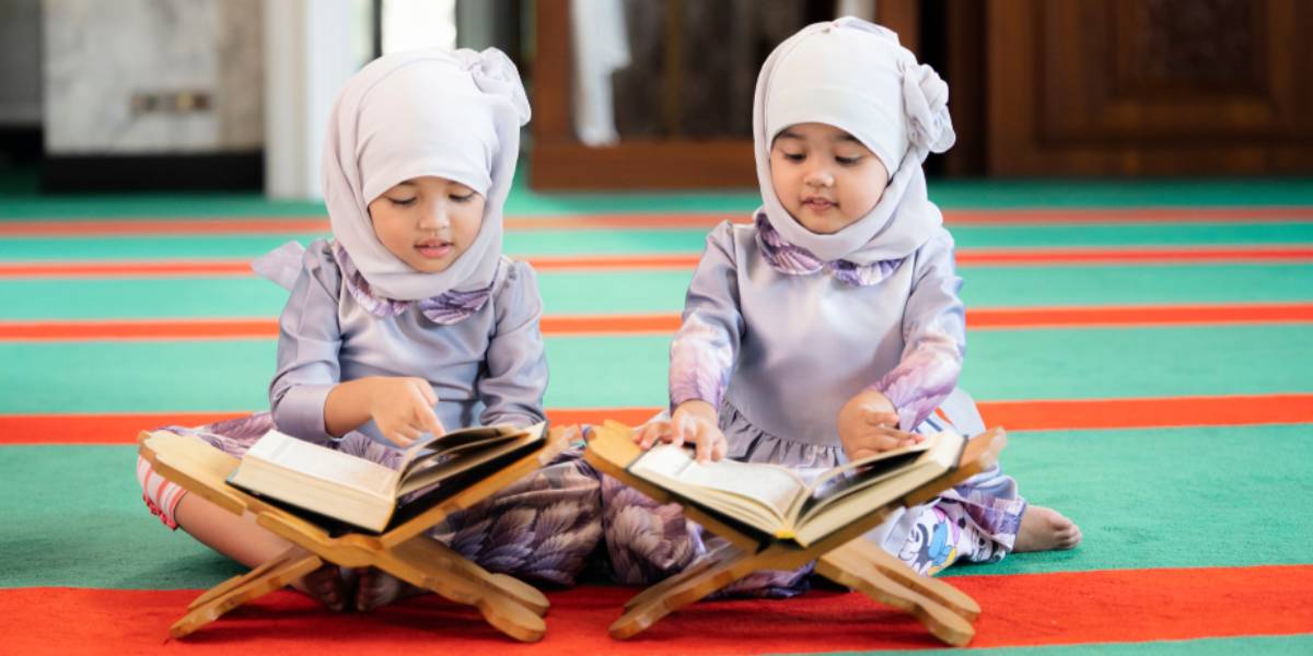 Biasakan Bawa Si Kecil ke Masjid, Niatkan Ajarkan Sholat