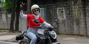 Hobi Motoran, Lihat Potret Gaya Dian Ayu Jadi Lady Biker Hijab