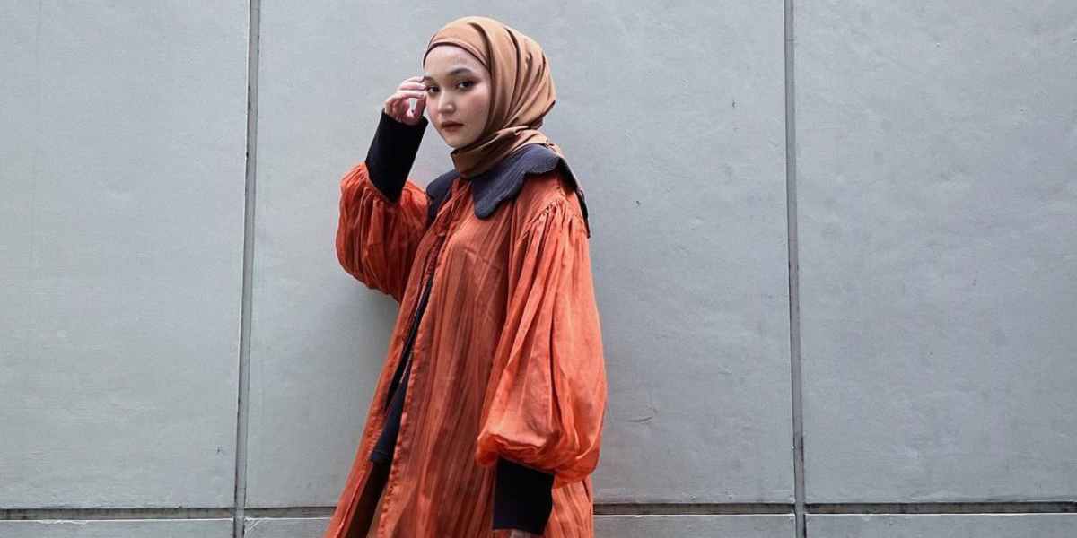 3 Inspirasi Look Bernuansa Edgy dengan Rok, Lebih Seru!