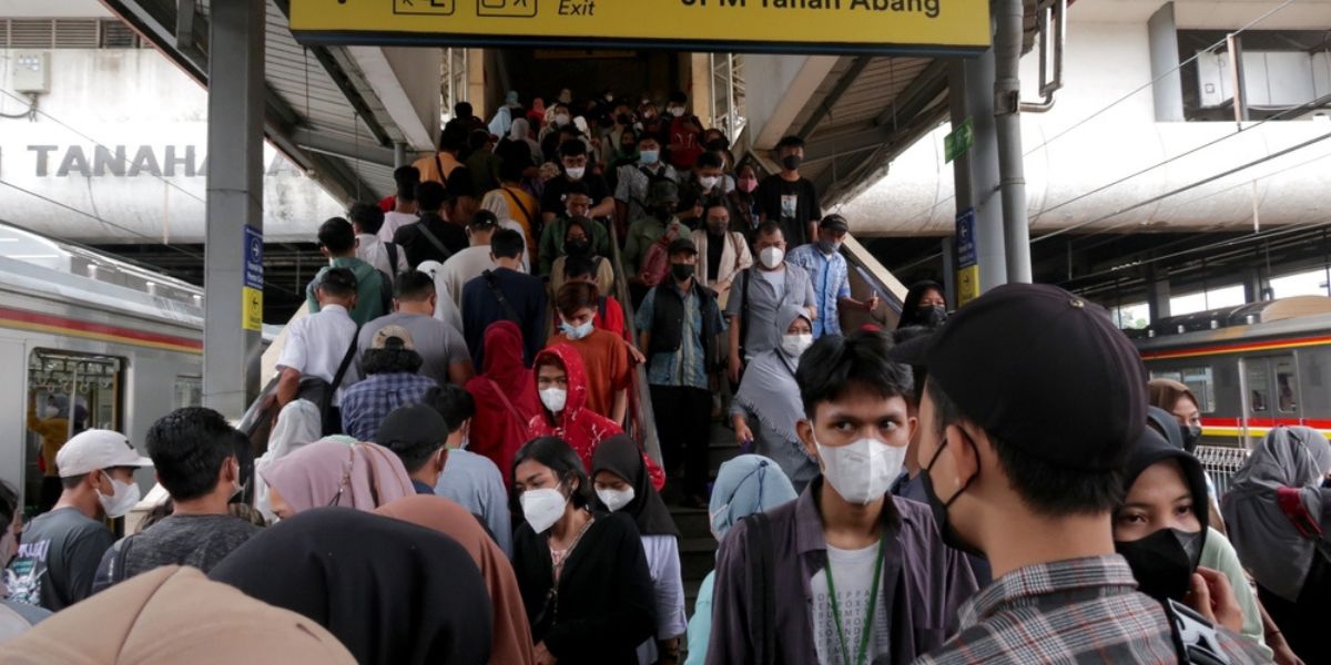 Pemerintah Izinkan Penumpang Transportasi Umum Tak Pakai Masker