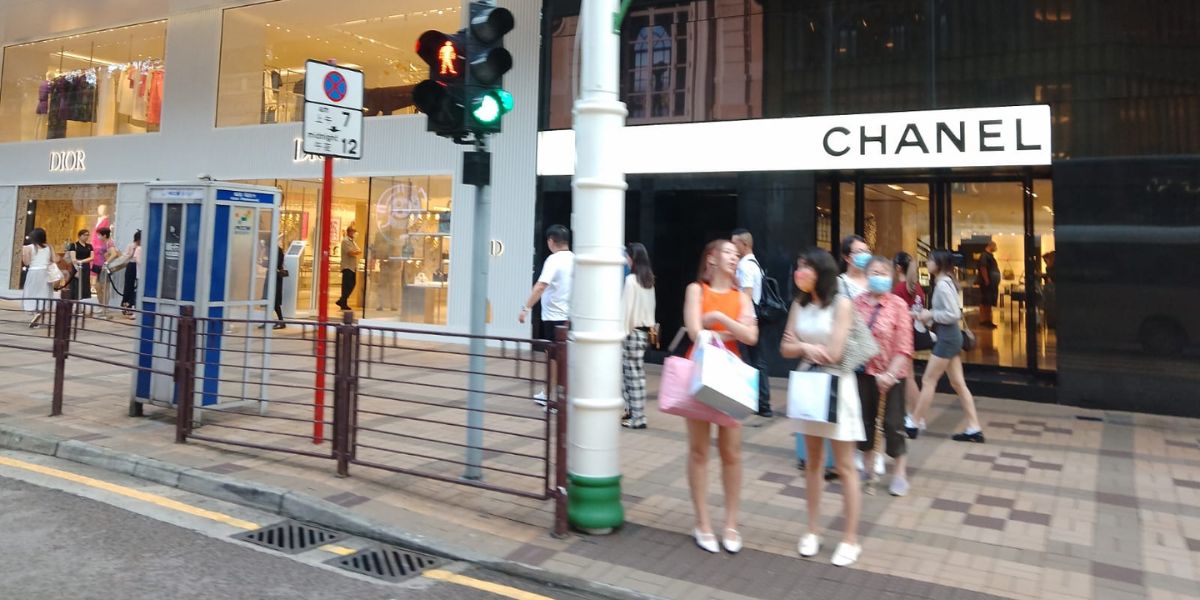 Fenomena Menjamurnya Fashion Branded di Hong Kong: Antrean tak Pernah Habis, Bebas Pajak Pula!