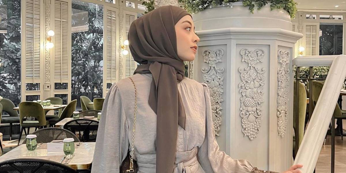 Dark Brown Bisa Jadi Warna Pilihan untuk Tampil Elegan