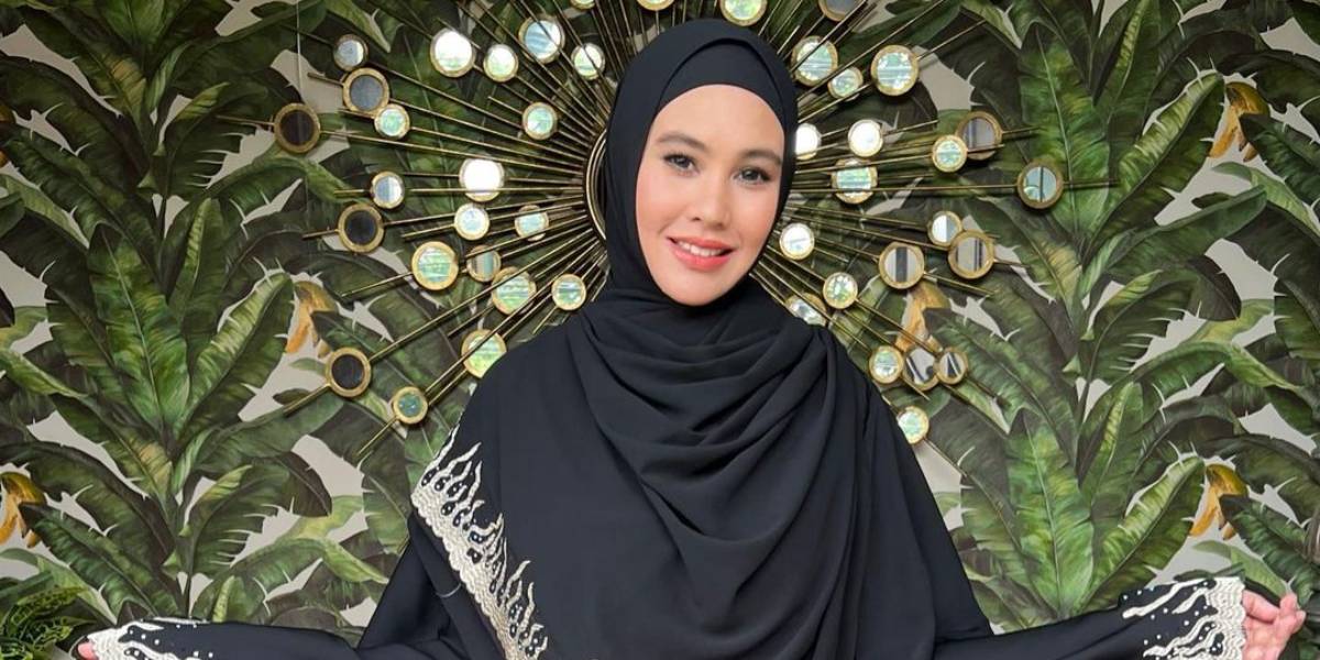 Aura Elegan Kartika Putri dalam Balutan Dress Berwarna Lembut