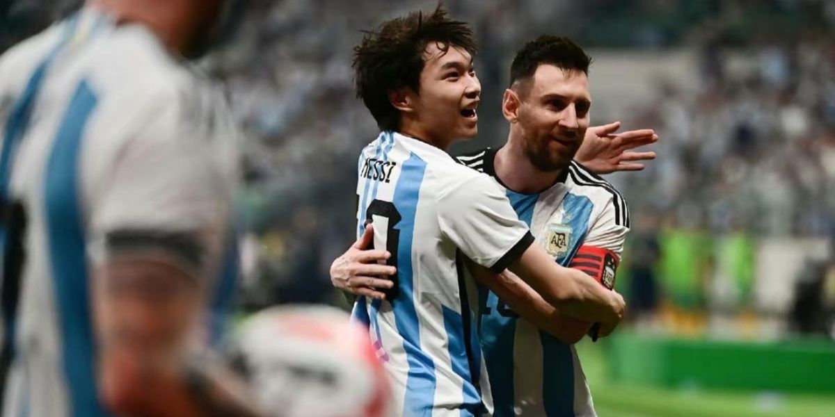 Detik-Detik Fans Masuk Lapangan Peluk Messi hingga Tos dengan Emiliano Martinez Saat Argentina Vs Australia di Beijing