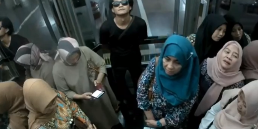 Pemuda Asyik Kentut di Lift, Reaksi Emak-Emak Ini Tak Terduga