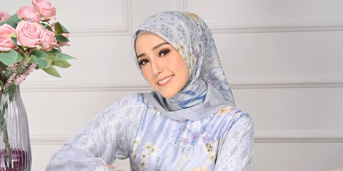 Aura Elegan Adelia Pasha Memancar dengan Makeup Soft Glam dan Hijab Motif