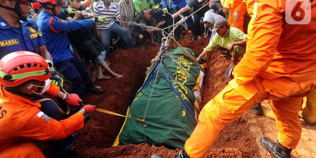 Dramatis! Prosesi Pemakaman Fajri Pria Berbobot 300 Kg, Pasukan Damkar dan Basarnas Dikerahkan, Pakai Katrol dan Forklift