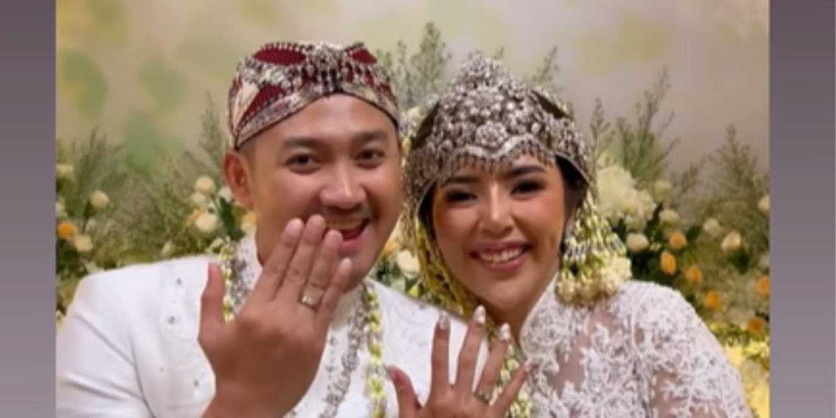 7 Potret Pernikahan Adat Sunda Mewah Angga Wijaya dan Anna, Maharnya Duit Dollar AS