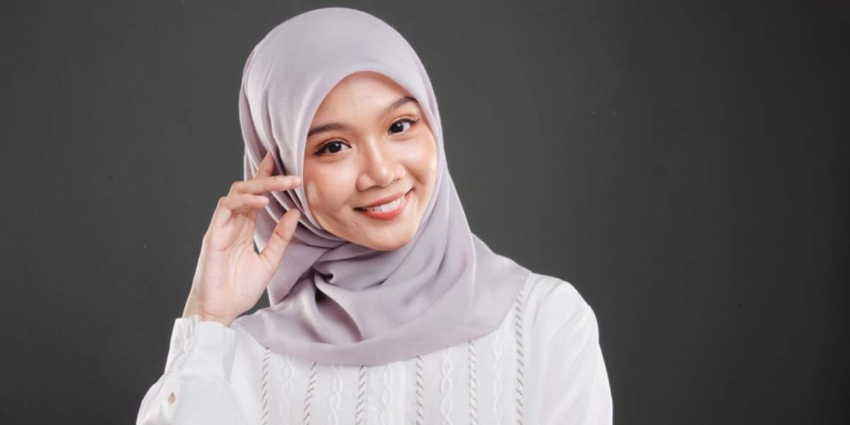 Manfaatkan Hairspray Biar Hijab Tegak Paripurna