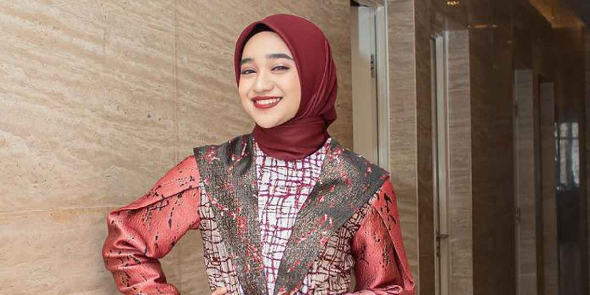 Etnik Elegan, Nabila Taqiyyah Berbalut Dress Batik Marun