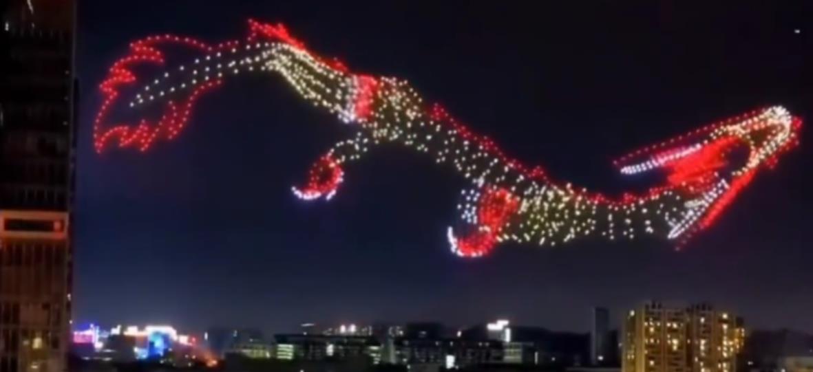 Viral! Penampakan Naga Berukuran Raksasa Terbang di Langit Kota China