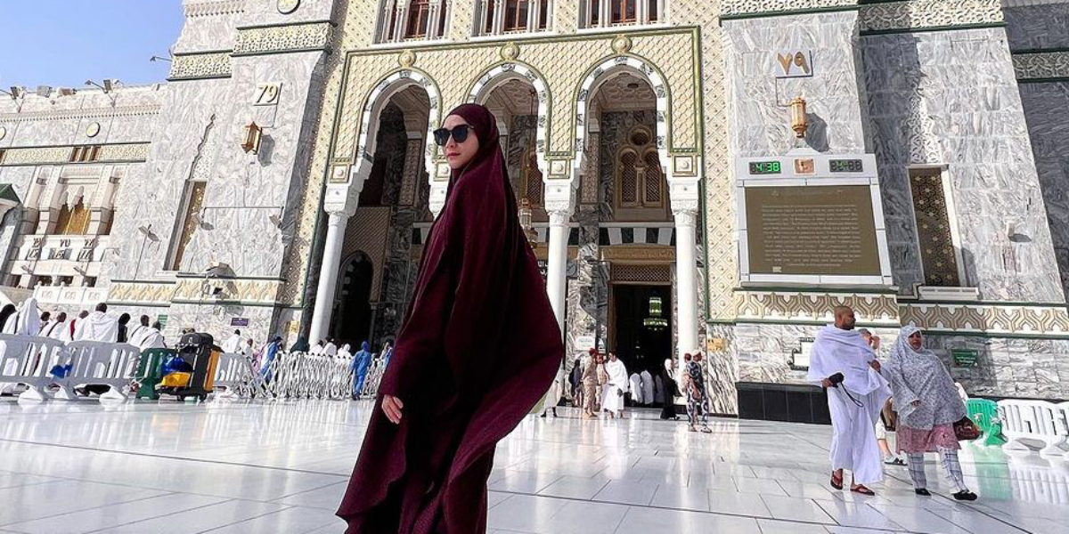 Pakai Kacamata Rp100 Ribuan saat Haji, Zaskia Mecca Banjir Pujian: 'Dia Artis gak Gila Brand'