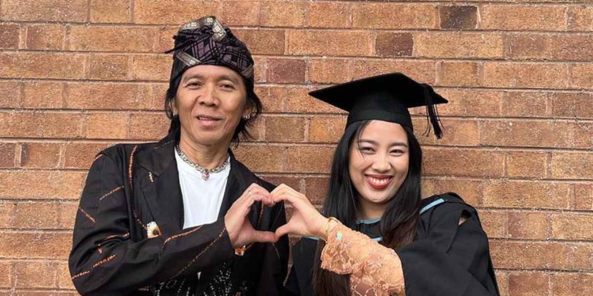 Kehangatan Keluarga Bimbim Slank, Hadiri Wisuda Sarjana Putrinya di Inggris