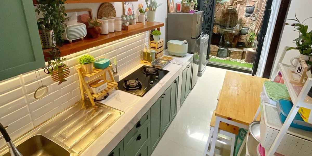 Desain Estetik Dapur Segaris dengan View Taman