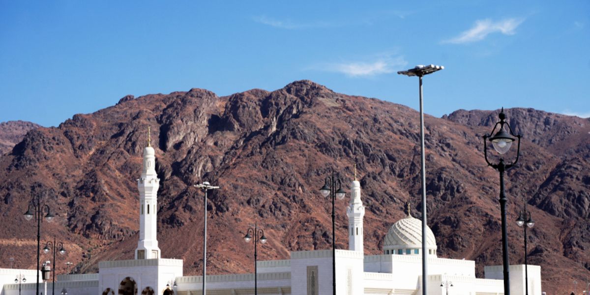 Cek Fakta: Foto Air Terjun di Gunung Uhud Madinah Pertanda Kiamat