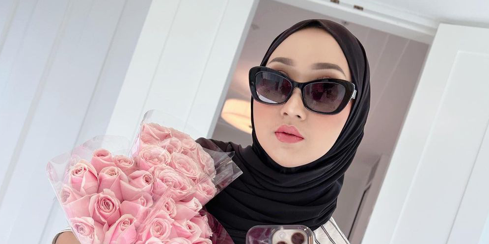 Ide Outfit Chic Saat Liburan di Pantai dari Dian Pelangi