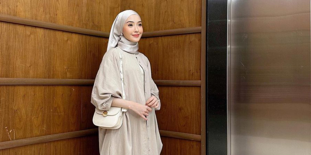 Coba Style Hijab Satin Model Turban, Makin Manis dengan Anting