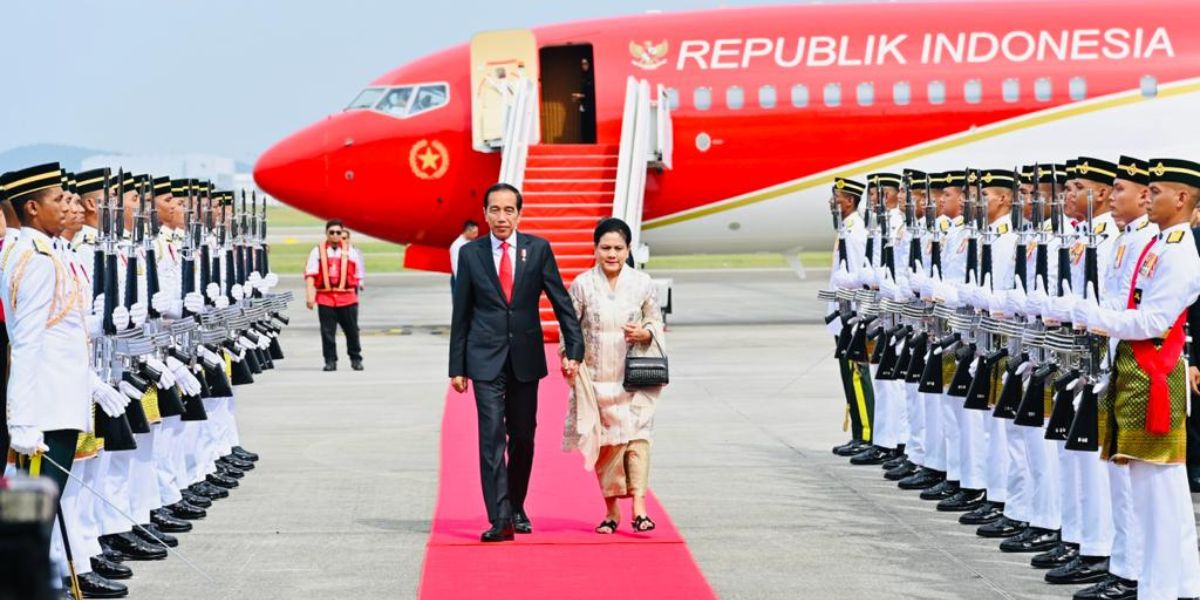 Momen Iriana Jokowi Gandeng Tangan Paspampres Disebut Mirip Ibu dan Anak