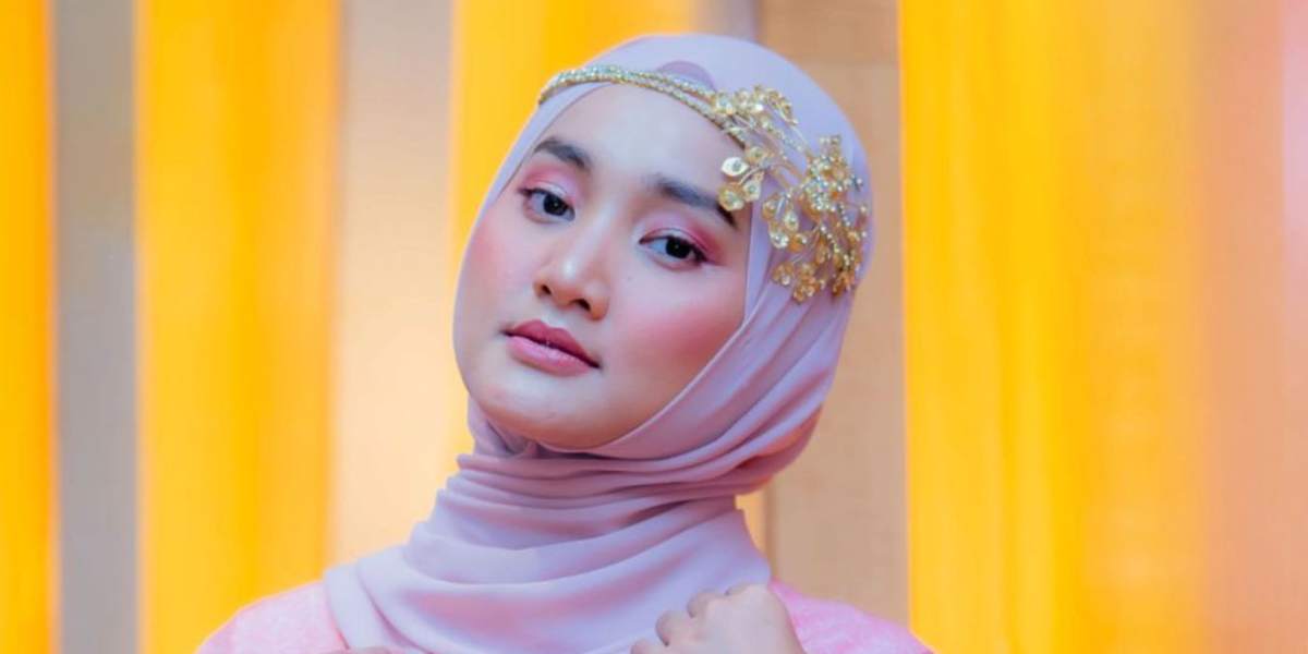 Kenakan Outfit Formal tapi Seru, Fatin Shidqia Andalkan Crop Blazer Colorful