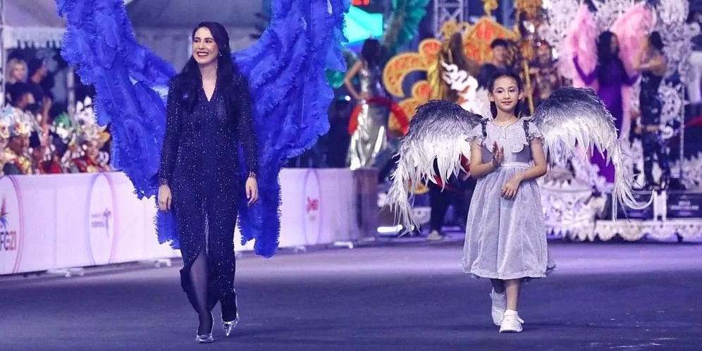 Potret Arumi Bachsin Ajak Sang Anak Lenggak-lenggok di Jember Fashion Carnaval, Putri Cantiknya Jadi Sorotan