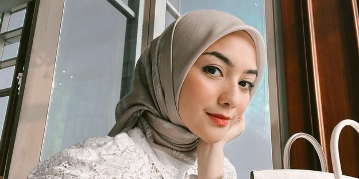 Citra Kirana Bikin Look Kemeja Jadi Beda dengan Blazer Sleeveless