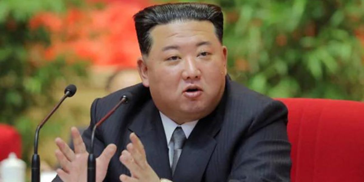 Topan Mengancam, Warga Korut Diperintahkan Prioritaskan Jaga Foto Kim Jong Un